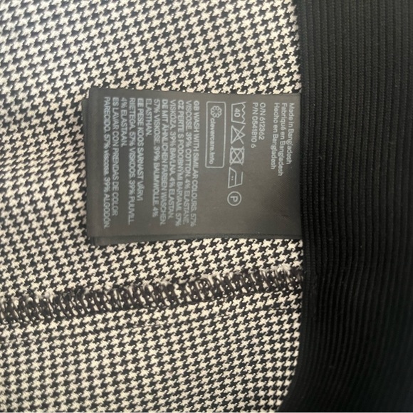 Women’s H&M black and white houndstooth, size 10 skinny leg stretch pants. - Picture 11 of 12